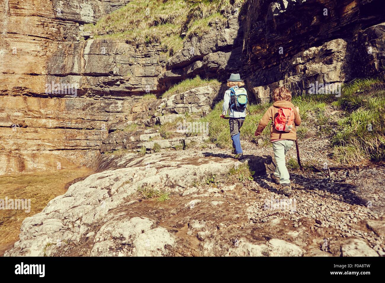 Zwei Kinder, Wandern, Rückansicht Stockfoto