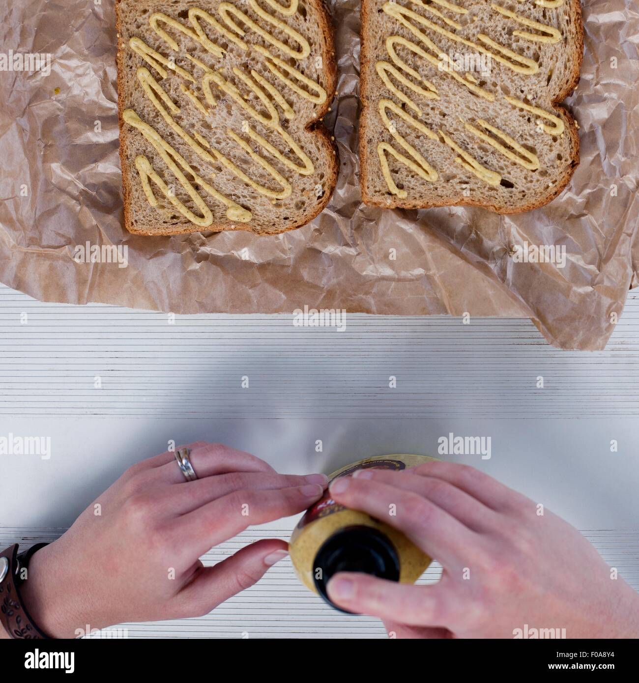 Frau macht Sandwich, Draufsicht Stockfoto