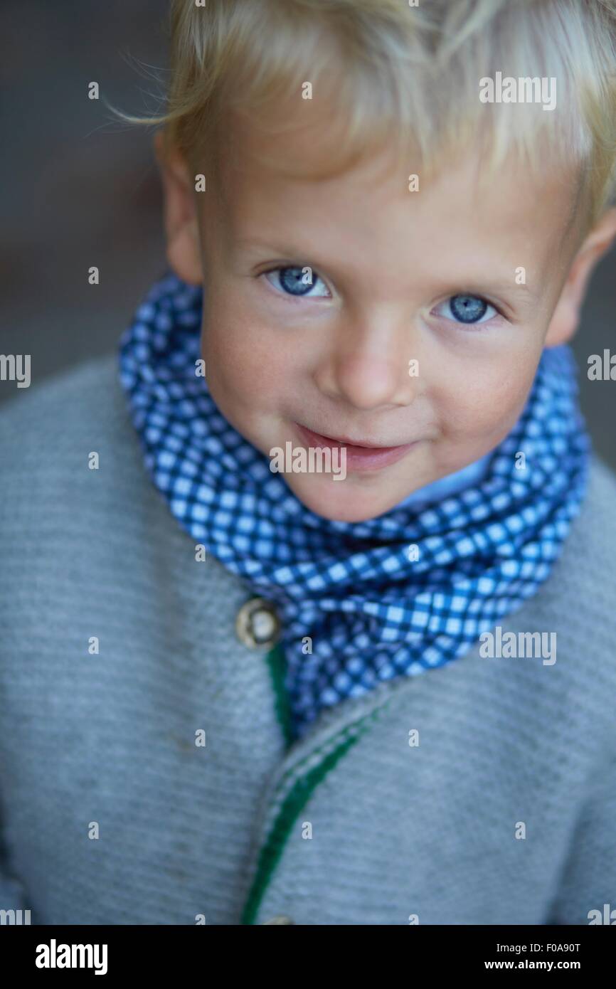 Porträt von netter Junge mit blauen Augen Stockfoto