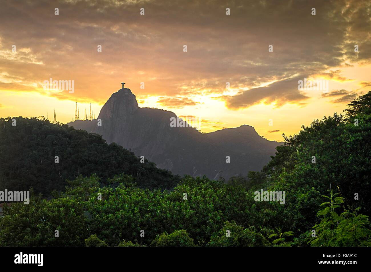 Blick auf Christus der Erlöser Statue von Morro da Babilonia in der Abenddämmerung, Rio De Janeiro, Brasilien Stockfoto