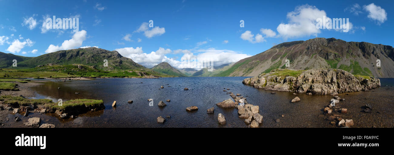 Panoramafoto von Wastwater im Lake District, Cumbria, Blick in Richtung Wasdale Head, zeigen die umliegenden Gebirge Stockfoto