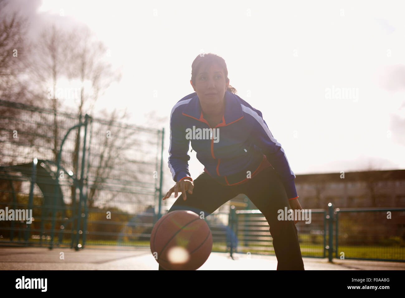 Reife Frau beim Basketball im park Stockfoto
