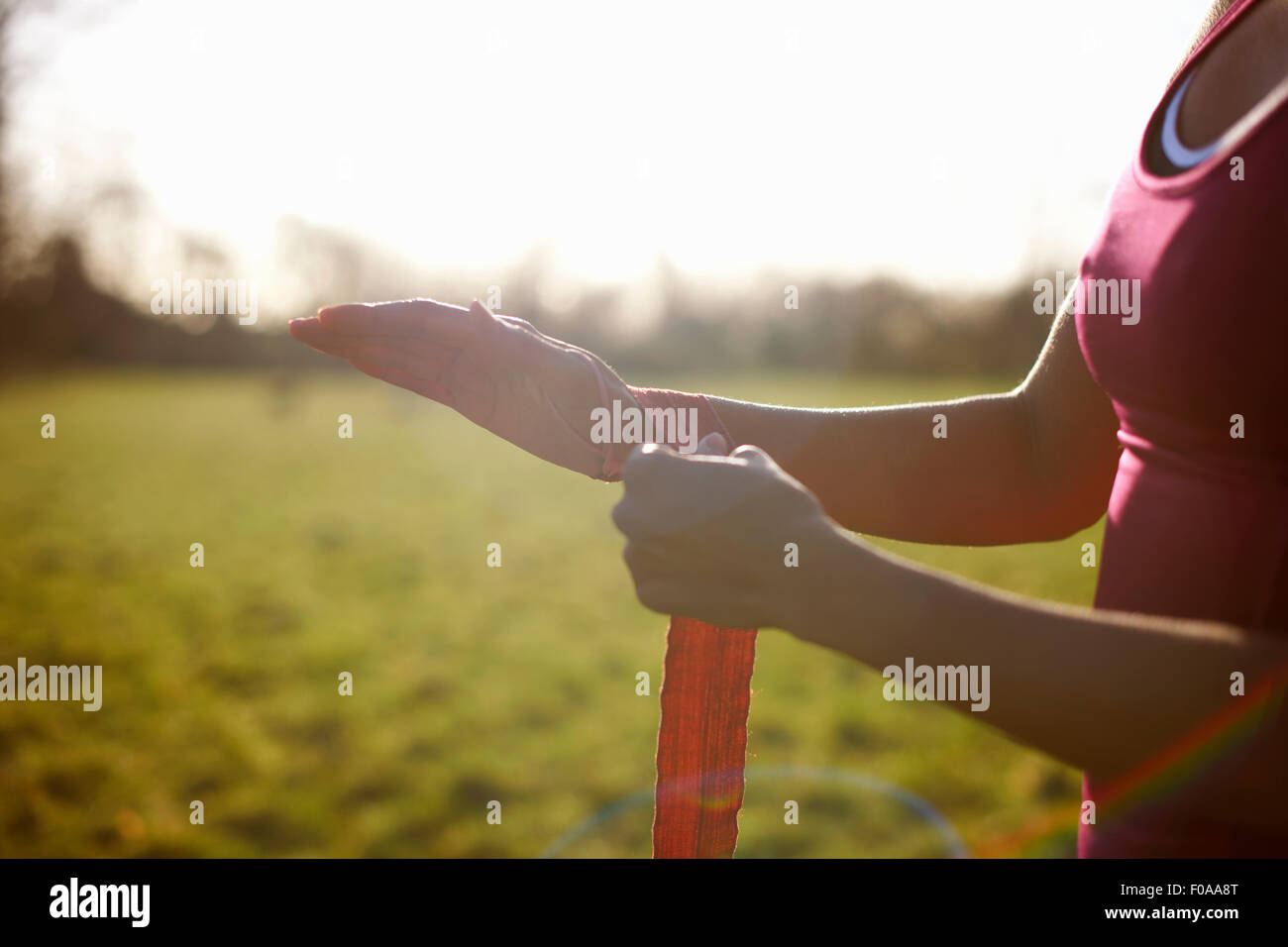 Blick auf Reife Boxerin Bandagierung Hände im Bereich beschnitten Stockfoto