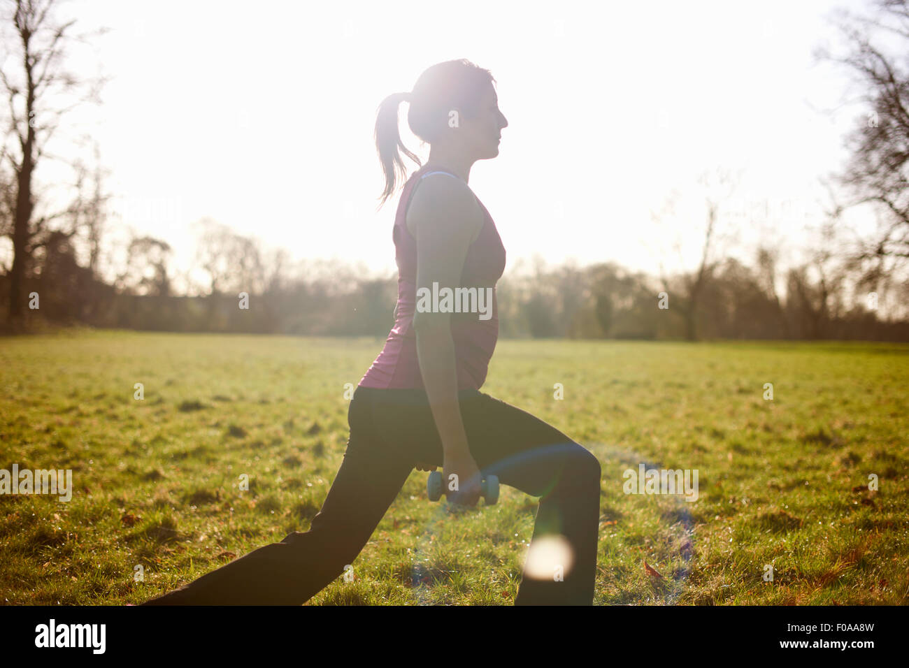 Reife Frau mit Hanteln im Bereich Ausbildung Stockfoto