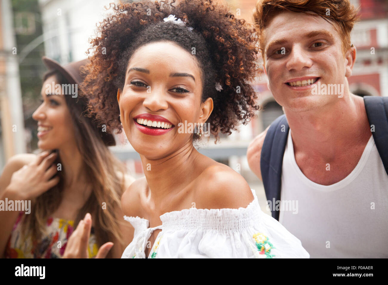 Kleine Gruppe von Freunden, Blick in die Kamera, Lächeln Stockfoto