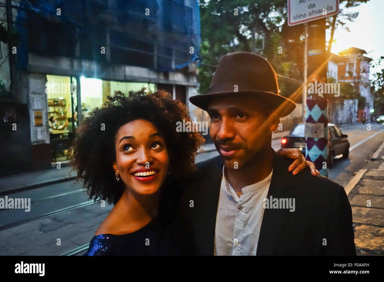 Paar zusammenstehen in städtischer Umgebung, Lächeln Stockfoto