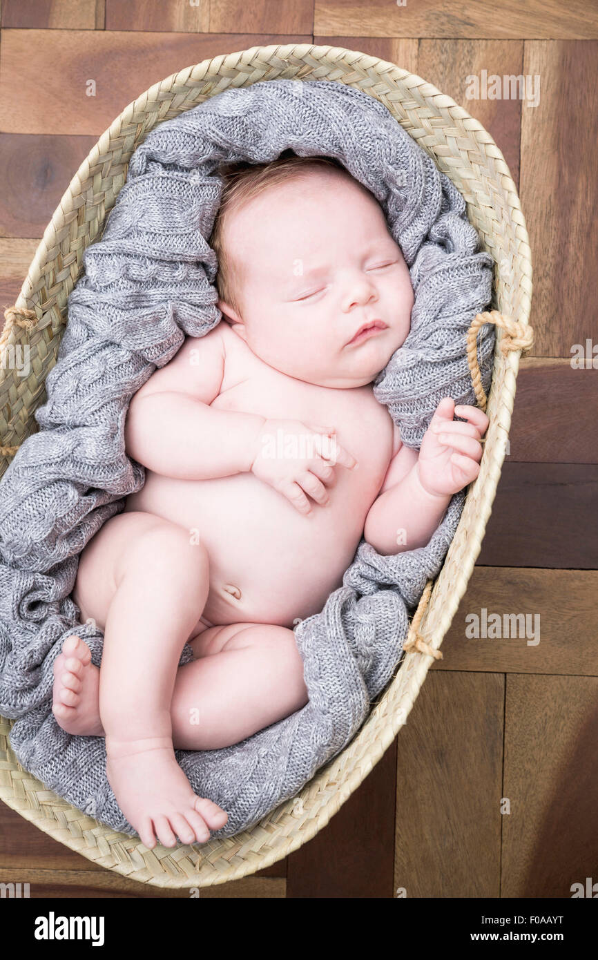 Baby schläft behaglich im Körbchen Stockfoto