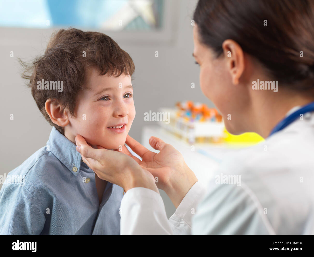 Arzt überprüft Drüsen des jungen in Klinik Stockfoto