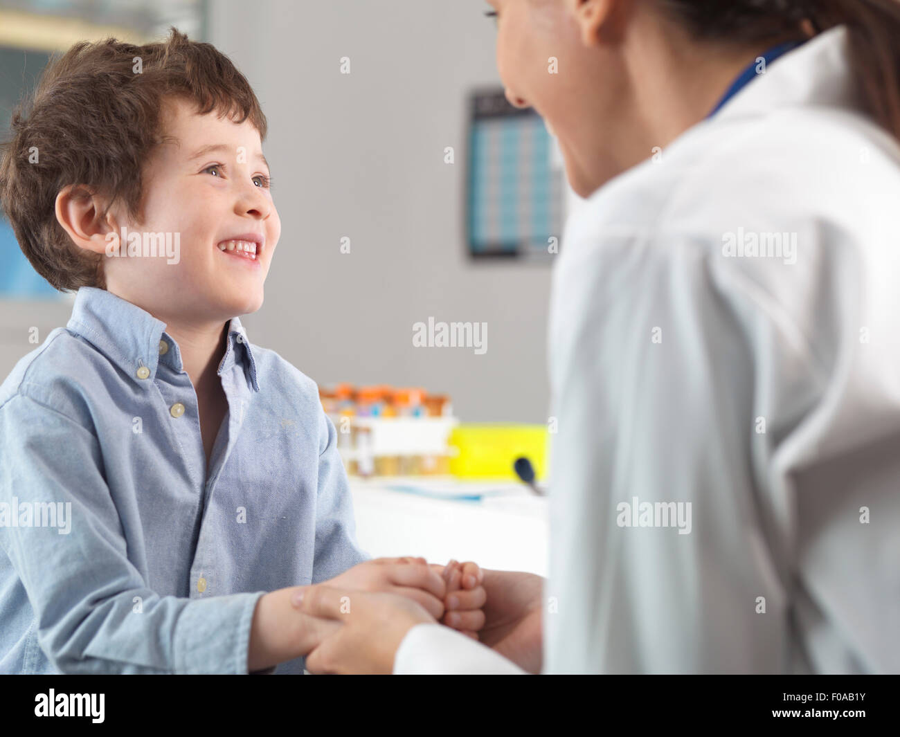 Arzt tröstlich jungen in Klinik Stockfoto