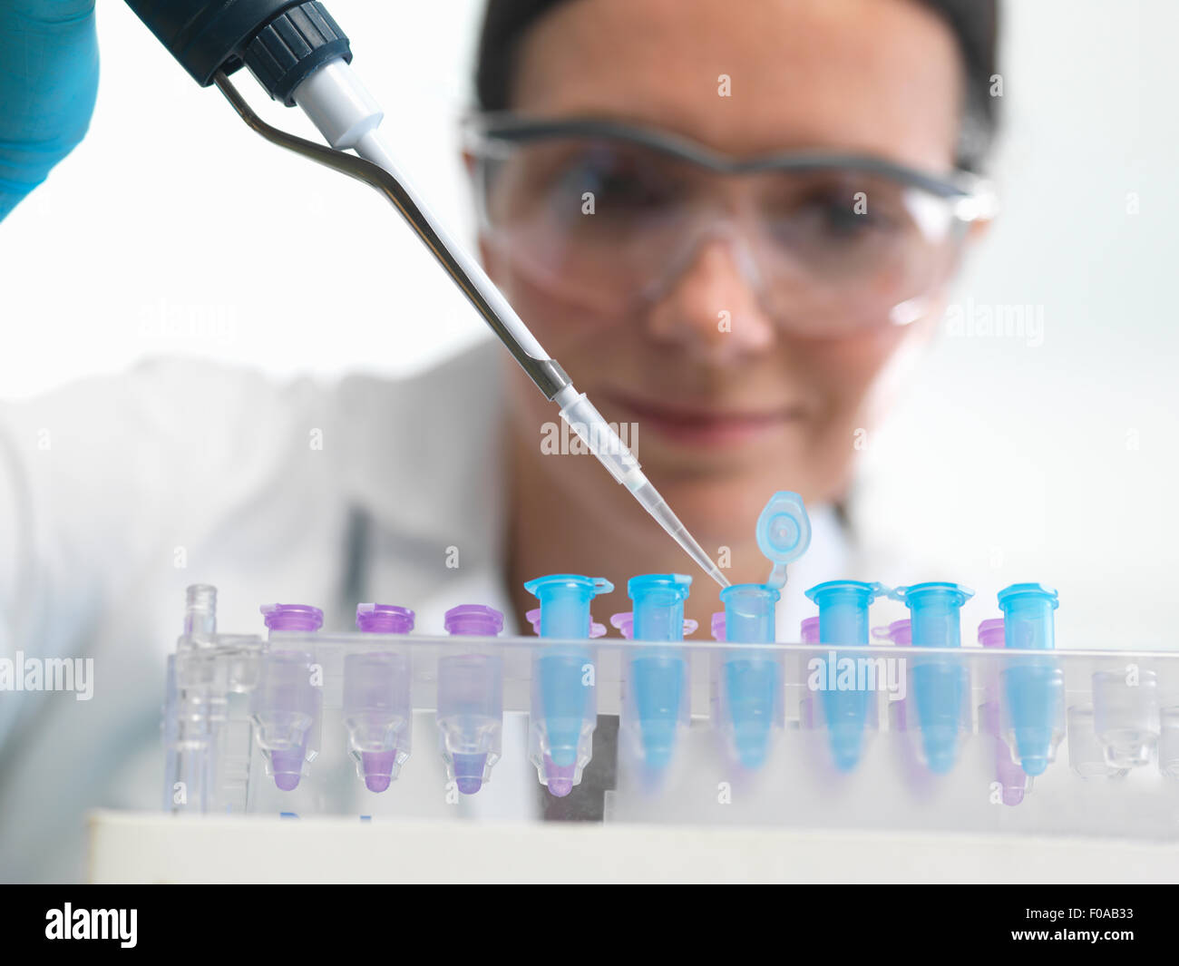 Wissenschaftler Pipettieren DNA-Probe in Fläschchen im Labor Stockfoto