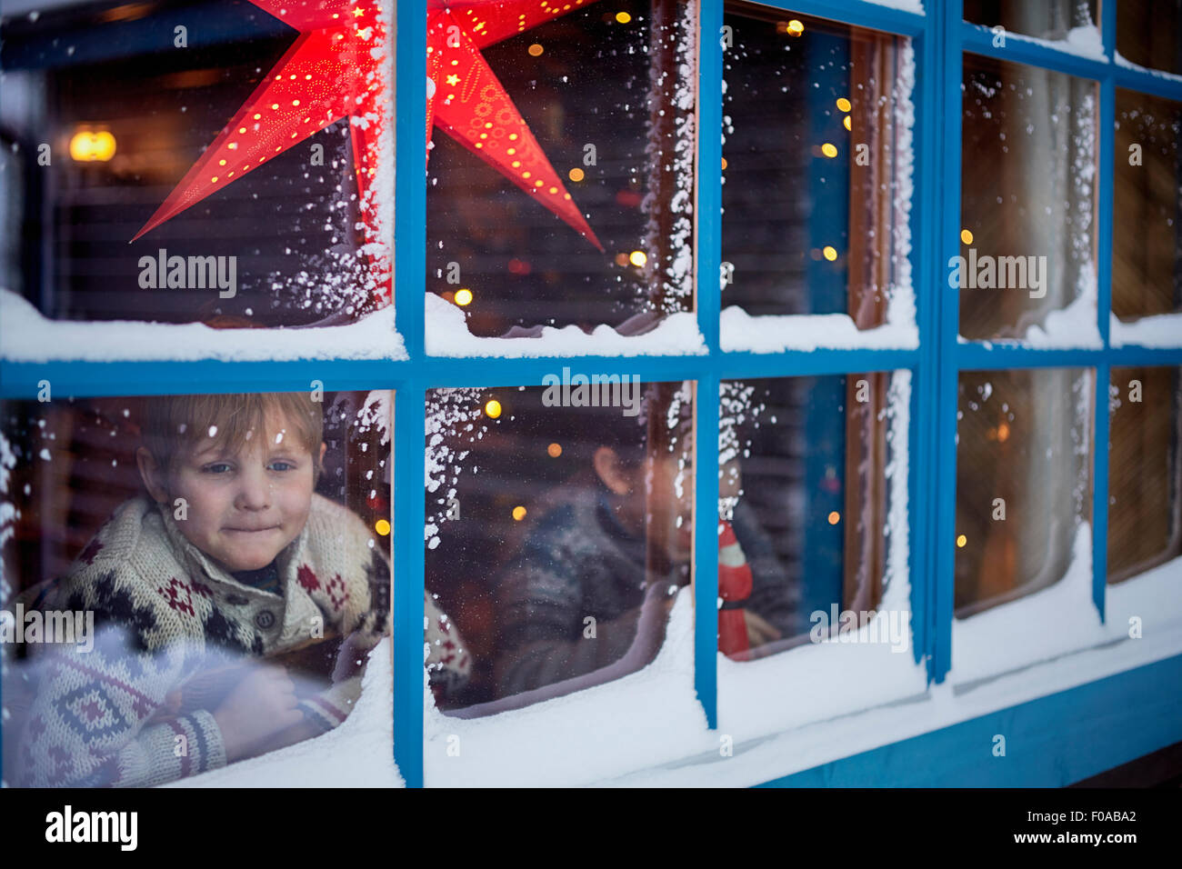 Zwei Brüder suchen aus Kabinenfenster zu Weihnachten Stockfoto