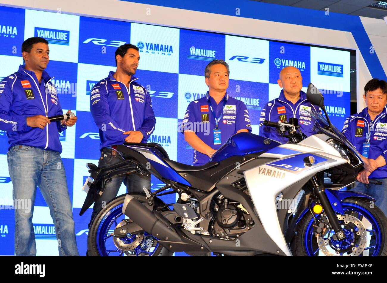 Uttar Pradesh, Indien. 11. August 2015. Bollywood Acotro Johan Ebraiam, Herr Masaki Asano, Managing Director, Yamaha Motor India Vertrieb Pvt. Ltd und Herr Roy Kurian, Vice President Sales & Marketing, Yamaha Motor Indien Vertrieb Pvt. Ltd hat heute noch eine weitere spannende Angebot – die YZF-R3-Sport-Modell. Der große Indien-Start fand Ort am meisten geeignet racer's Paradise, The Budhha International Circuit. Die YZF-R3 kostet die indischen Käufer Rs. 3, 25.000 und werden bei select autorisierten Yamaha Vertragshändler in zwei aufregenden Farbgebung - Racing Blue und Black Lightning. © PACIFIC Stockfoto