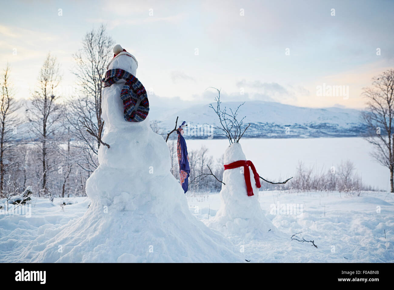 Blick auf zwei Schneemänner tragen Schals, Hemavan, Schweden Stockfoto
