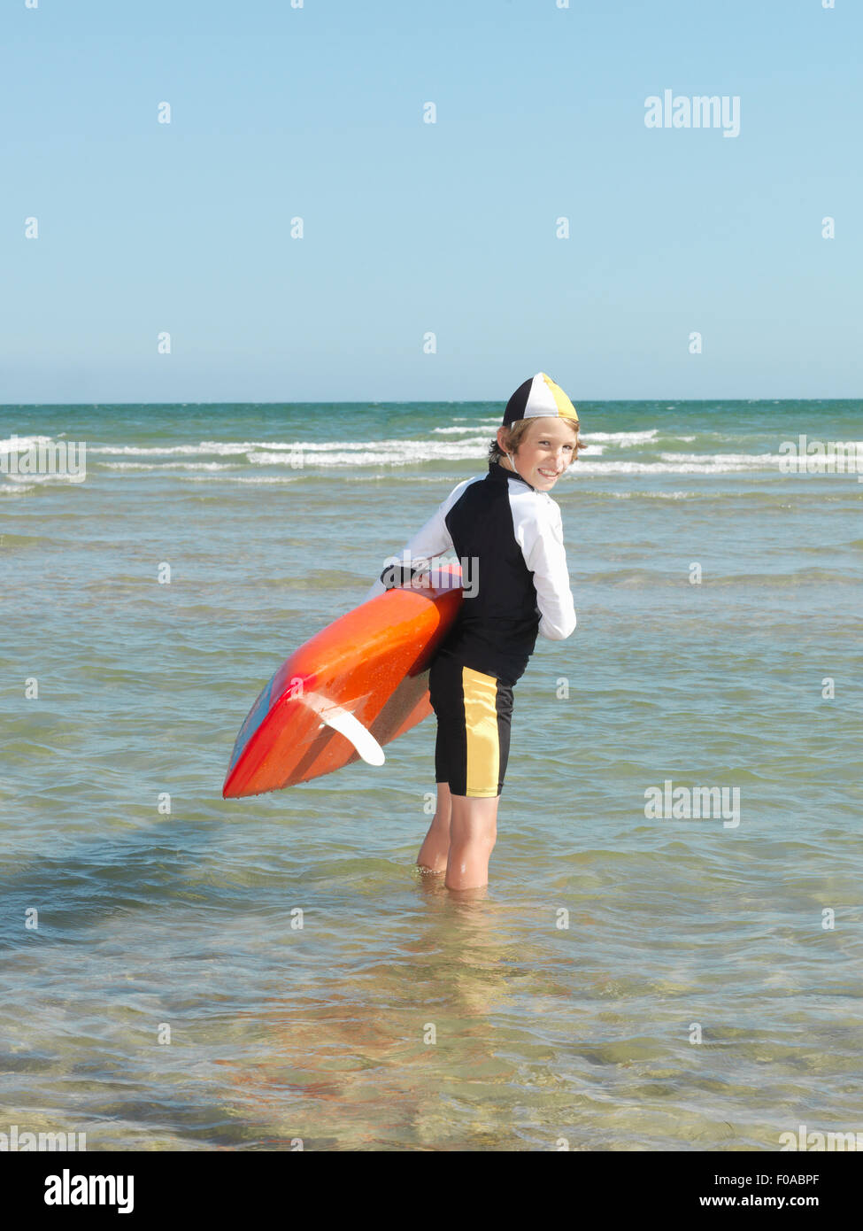 Porträt des jungen Nipper (Kind Surf Life Savers) zurückblickend, Altona, Melbourne, Australien Stockfoto