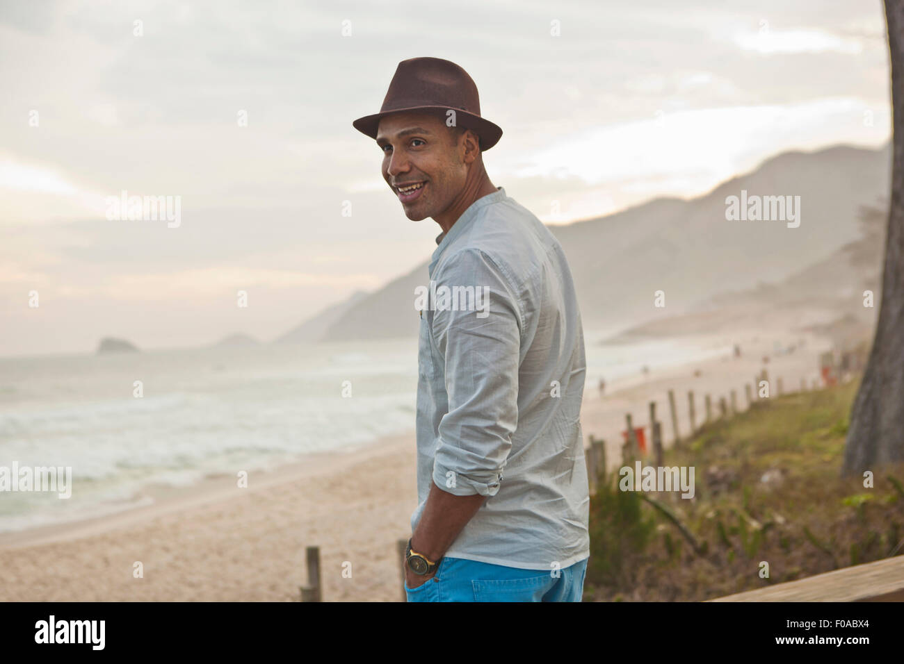 Porträt von Mitte erwachsener Mann am Strand, Rio De Janeiro, Brasilien Stockfoto
