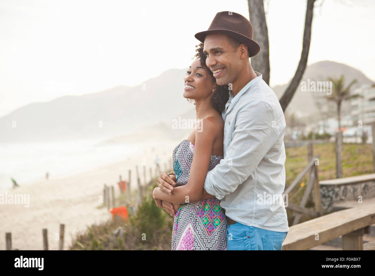 Paar Blick auf Strand, Rio De Janeiro, Brasilien Stockfoto
