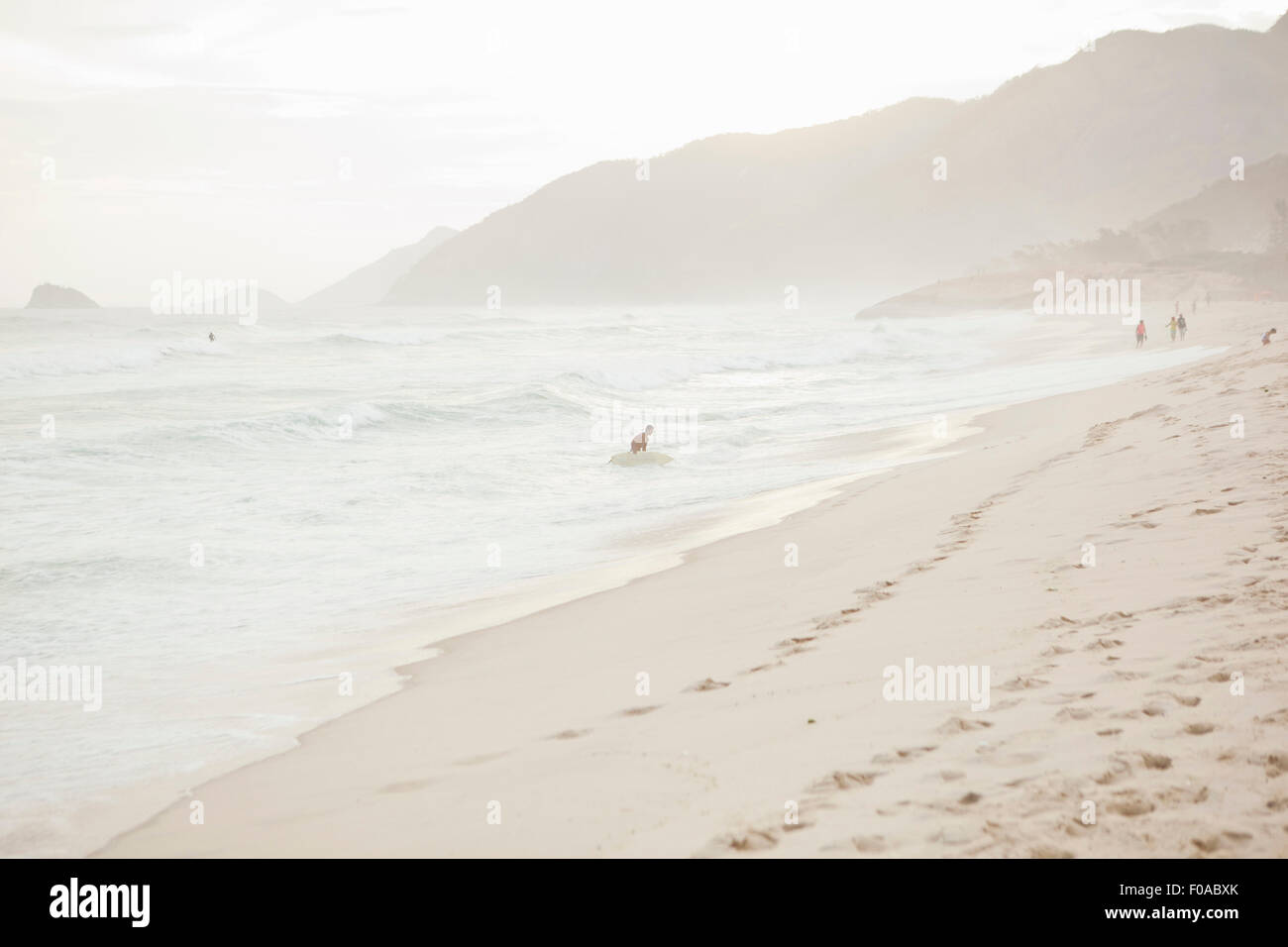 Blick auf nebligen Strand, Rio De Janeiro, Brasilien Stockfoto
