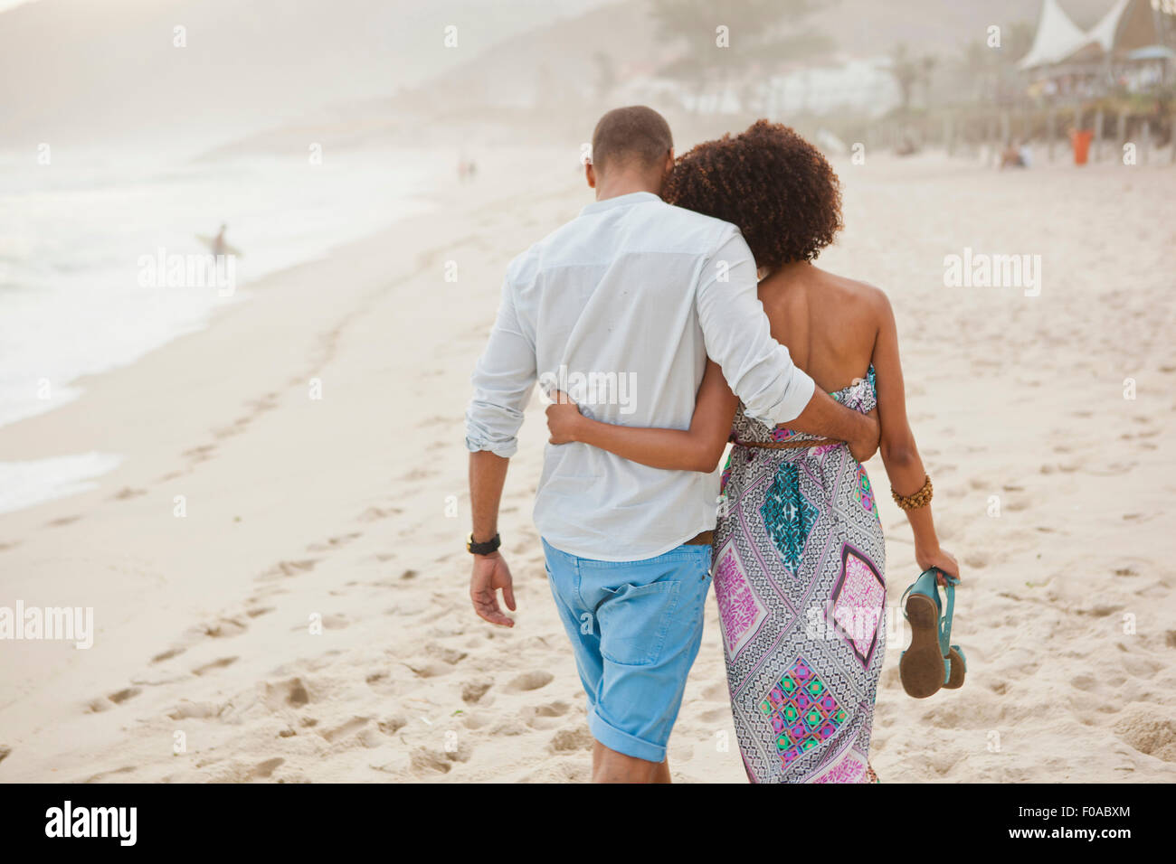 Rückansicht des Paares spazieren am Strand, Rio De Janeiro, Brasilien Stockfoto