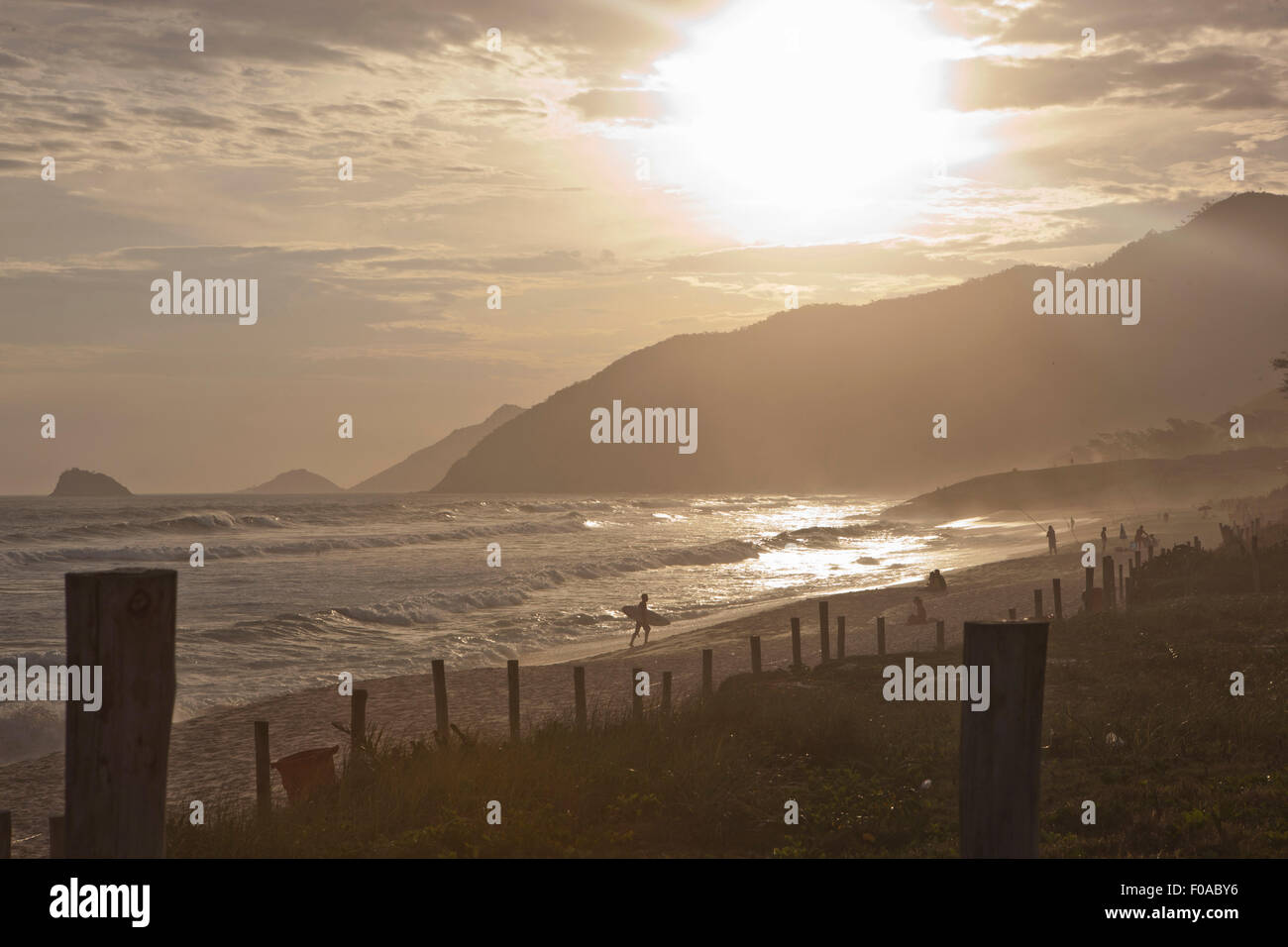 Blick auf Silhouette Strand bei Sonnenuntergang, Rio De Janeiro, Brasilien Stockfoto