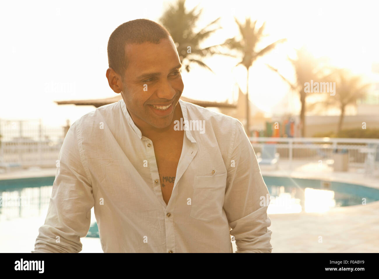 Mitte erwachsenen Mann am Pool des Hotels Rio De Janeiro, Brasilien Stockfoto