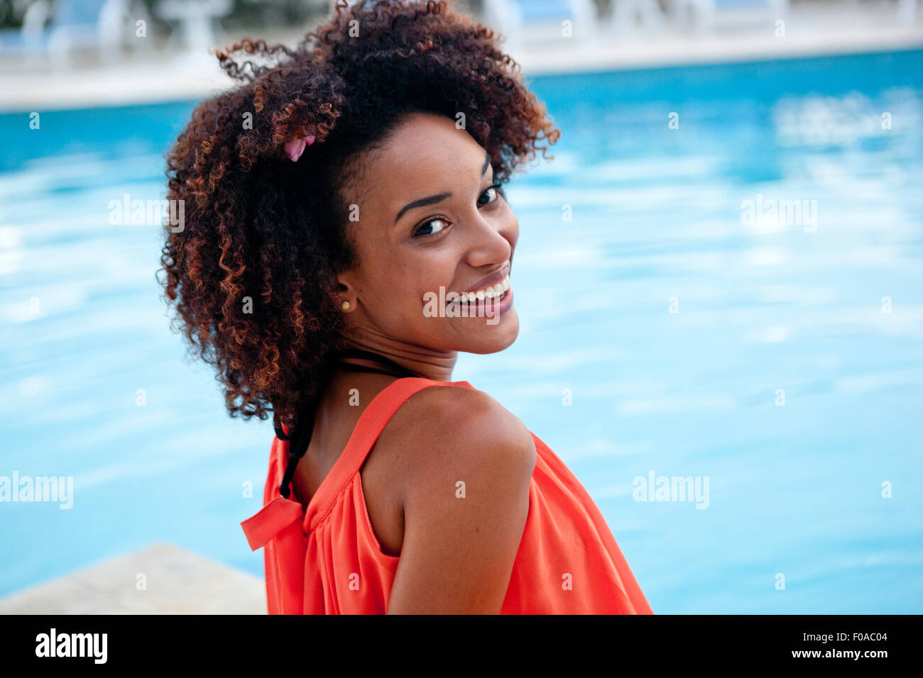 Porträt der jungen Frau sitzt am Hotel Pool, Rio De Janeiro, Brasilien Stockfoto