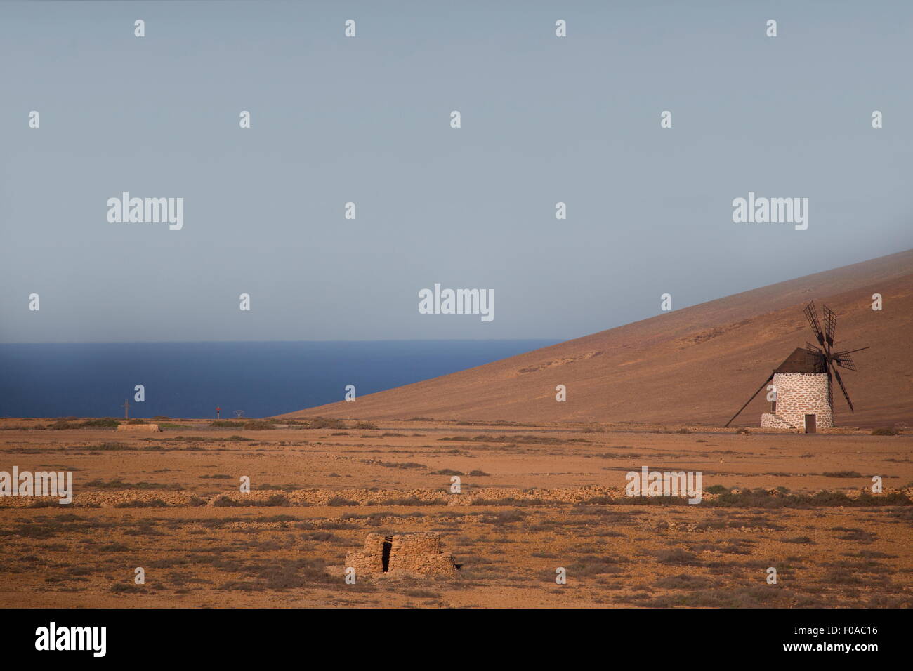 Blick auf die Altstadt, Windmühle und Meer, Fuerteventura, Spanien Stockfoto