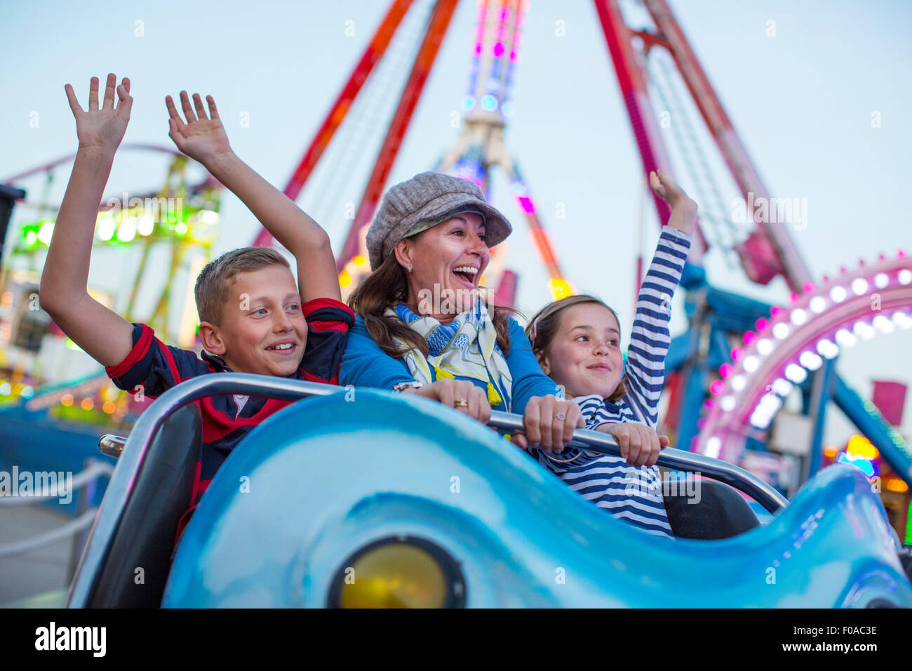 Reife Frau mit Sohn und Tochter am Messegelände fahren Stockfoto