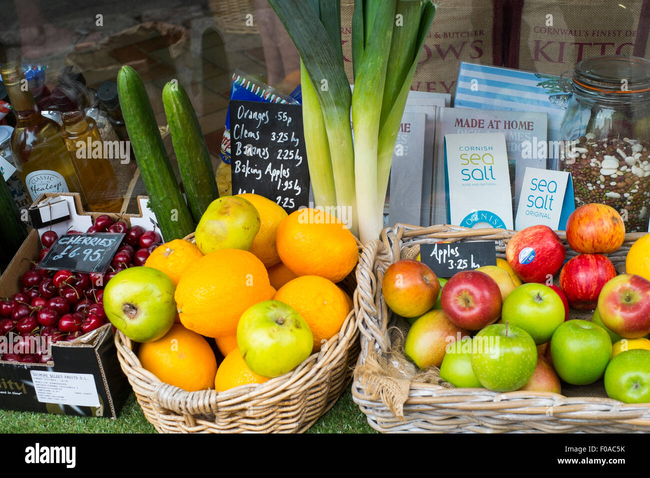Obst und Gemüse für den Verkauf in einem Obst-und Gemüsehändler Shop, Fowey, Cornwall, England, UK Stockfoto