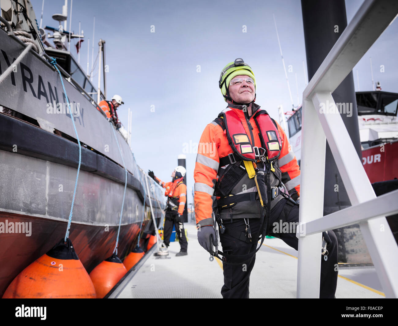 Offshore-Windpark-Ingenieure im Hafen mit Booten Stockfoto