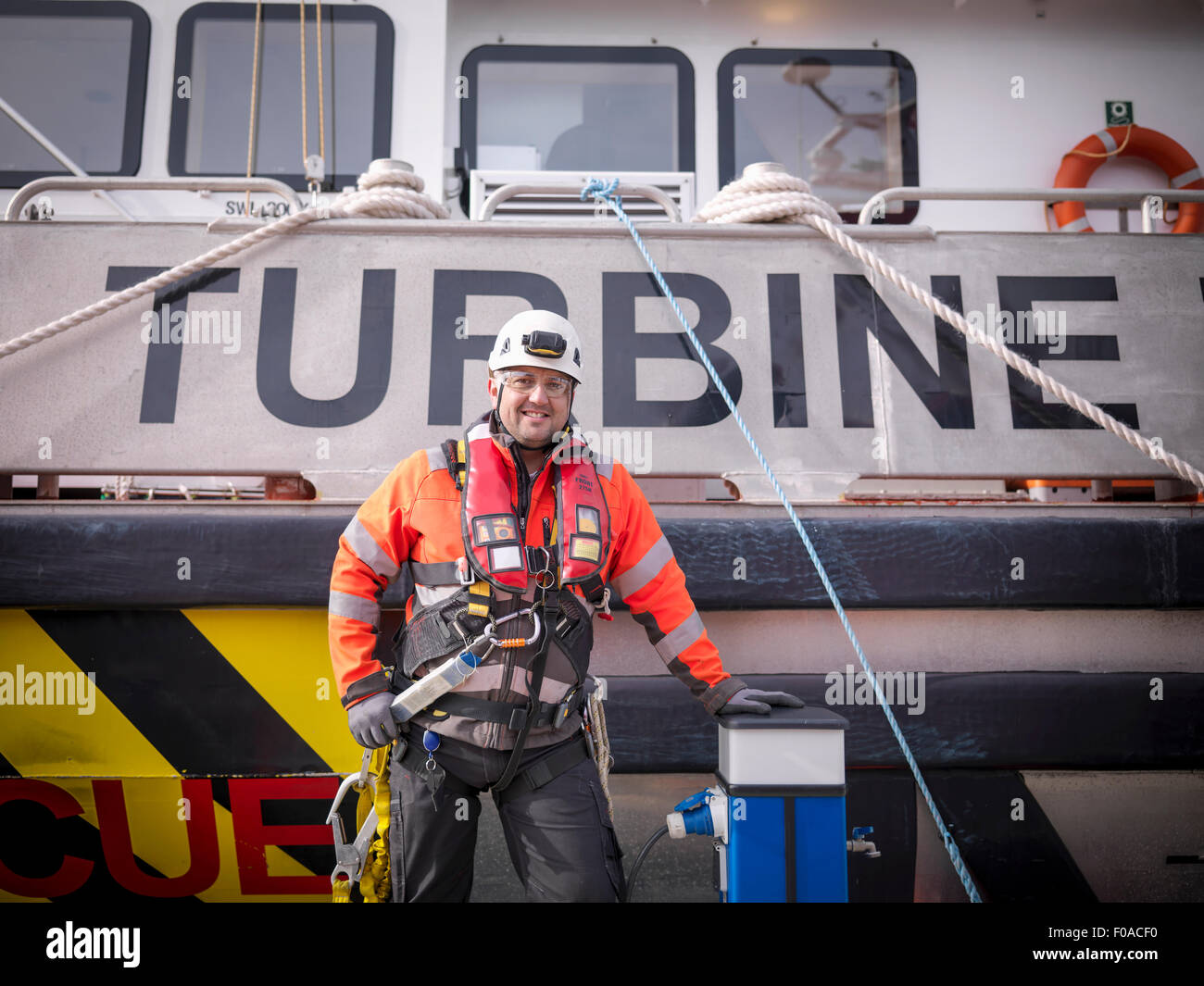 Porträt von Offshore-Windparks Ingenieur im Hafen Stockfoto