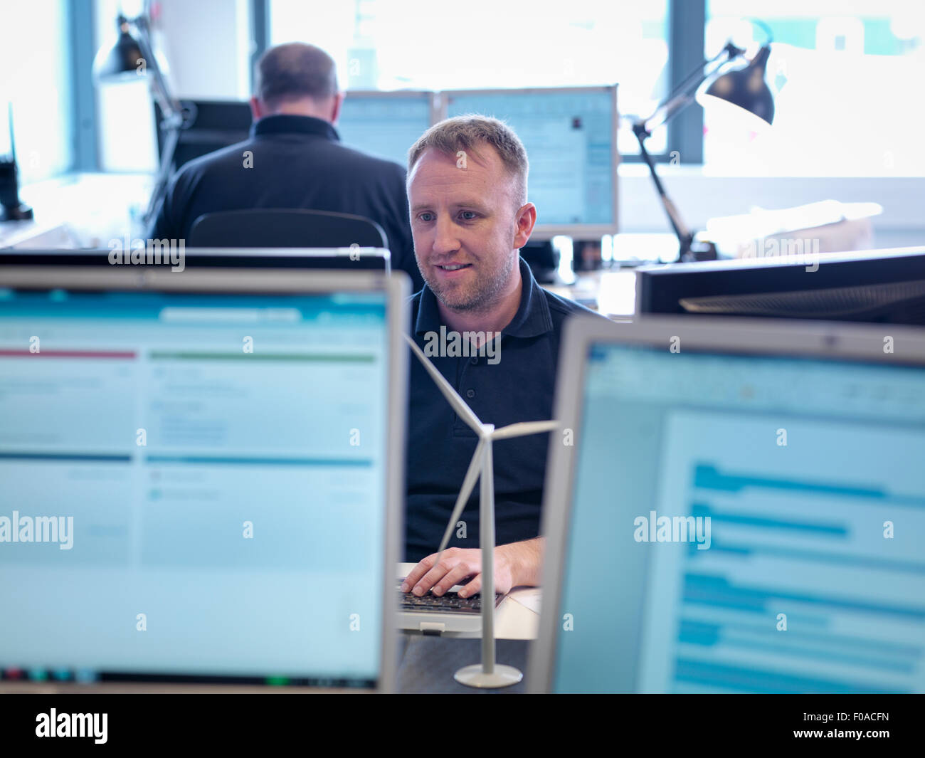 Offshore-Windpark-Ingenieur arbeitet mit Computer-Bildschirmen im Büro Stockfoto