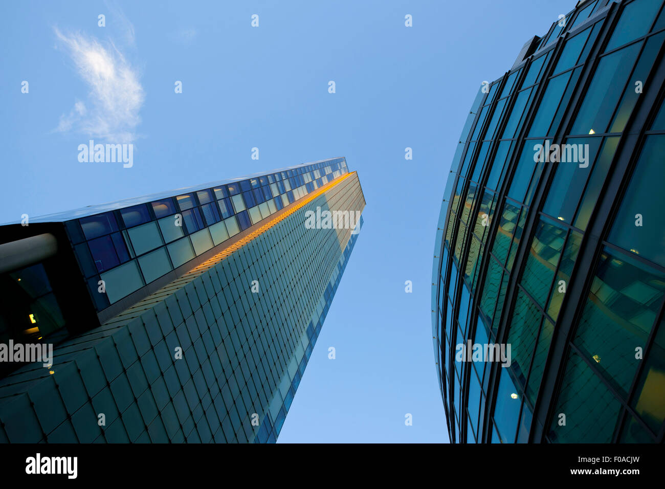 Moderne Bürogebäude, niedrigen Winkel Ansicht, Liverpool, UK Stockfoto