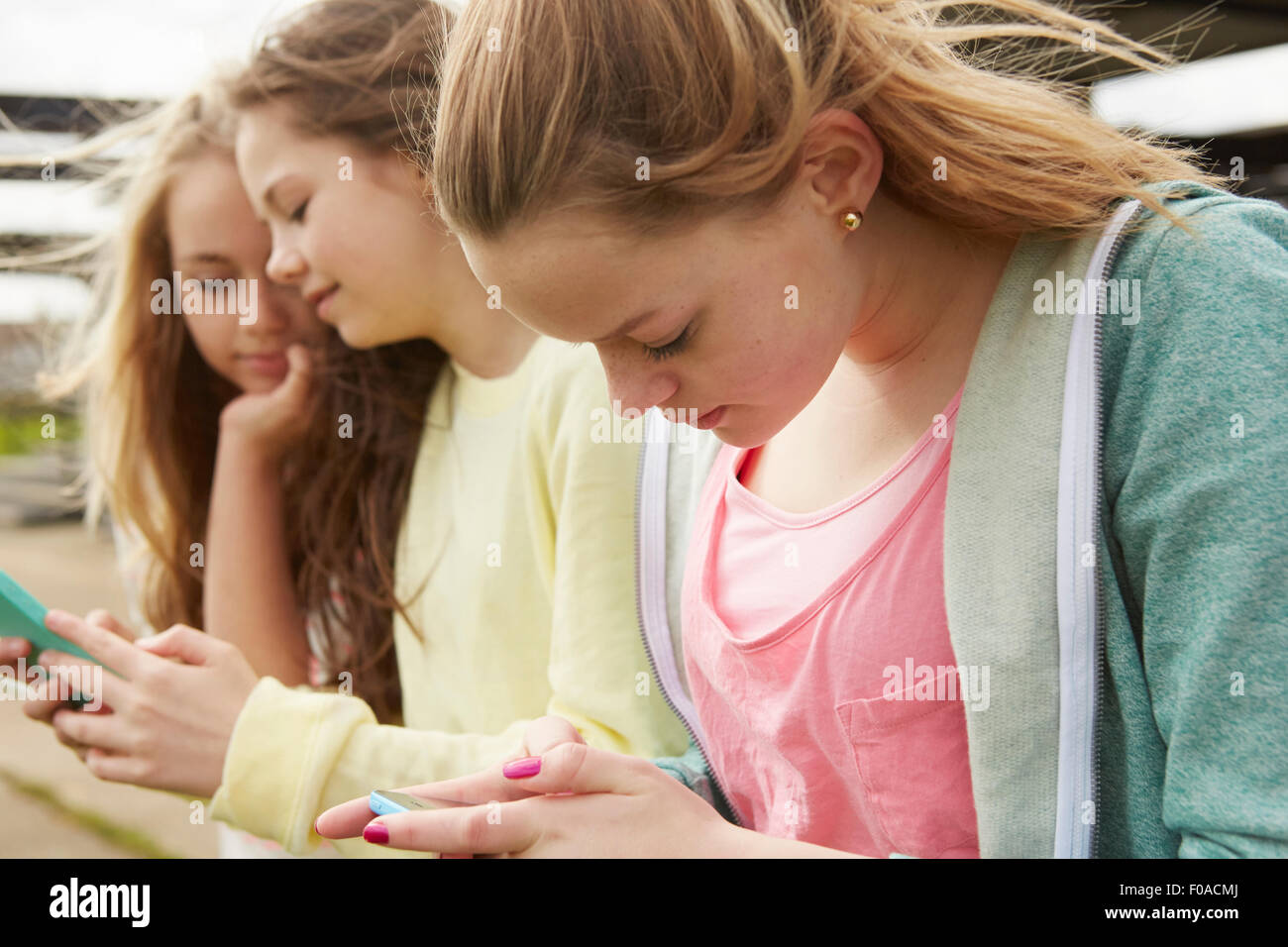 Drei Mädchen lesen Smartphone SMS-Nachrichten Stockfoto