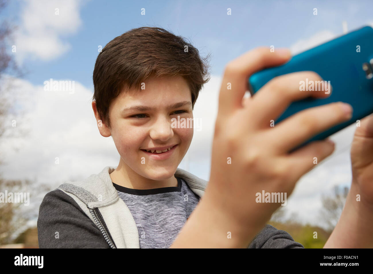 Lächelnde Teenager unter Smartphone selfie Stockfoto