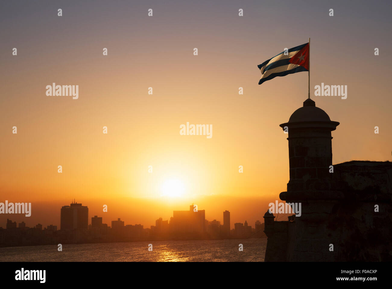 Kubanische Flagge über der Festung El Morro bei Sonnenuntergang, Havanna, Kuba Stockfoto