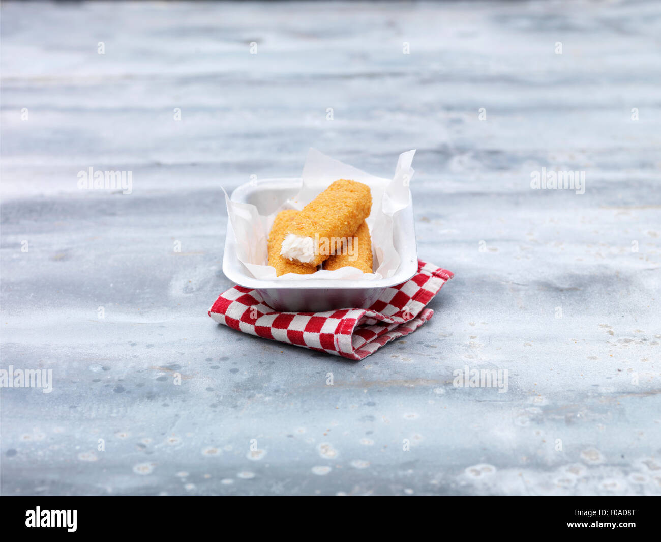 Fried klobige Kabeljau Fischstäbchen in die Backform auf Stahltisch Stockfoto