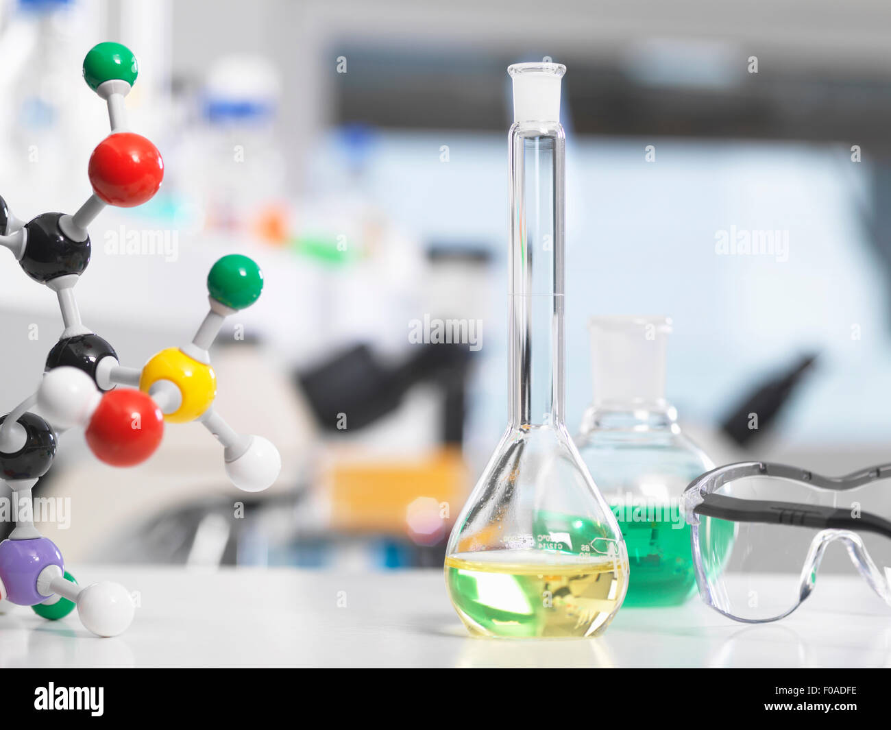 Laborglas und molekulare Struktur sitzen auf einem Labortisch während eines Experimentes Stockfoto