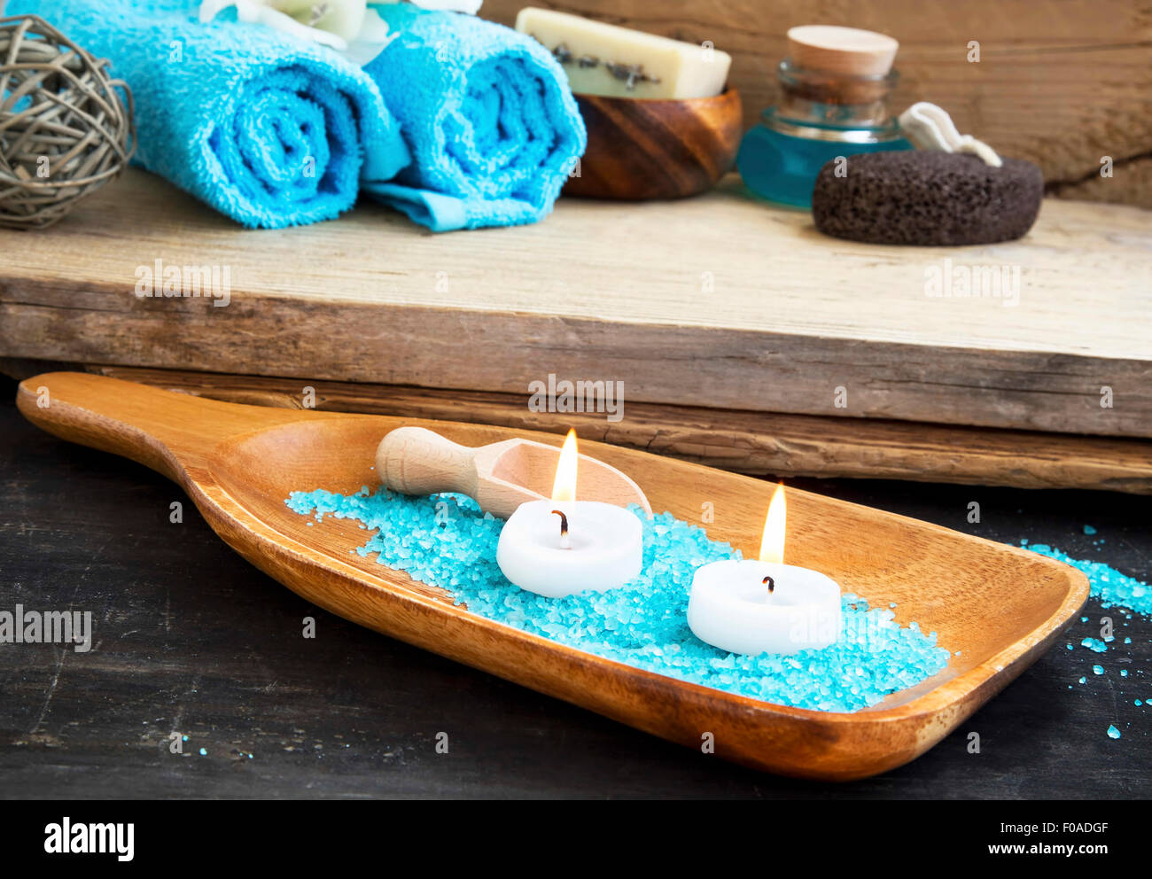 Spa-Stillleben-Einstellung mit brennenden Kerzen, Handtücher und Meersalz Stockfoto