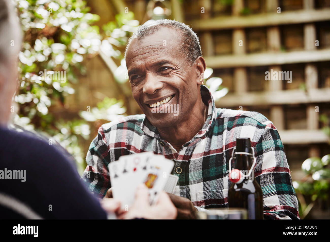 Senioren Herren Spielkarten Stockfoto