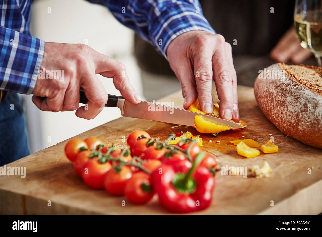 Mann Hacken Gemüse, Nahaufnahme Stockfoto