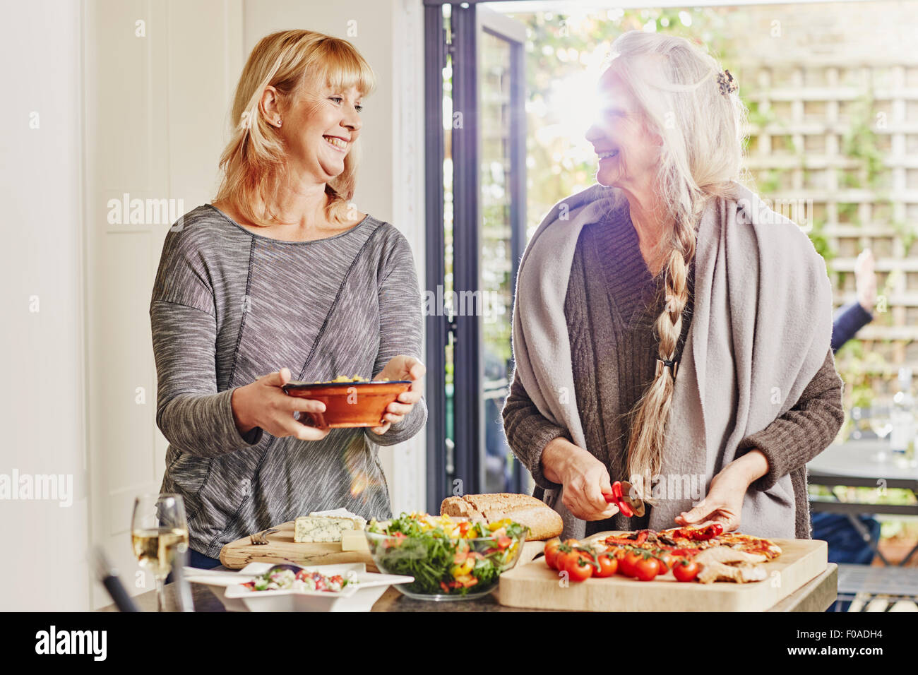 Zwei Freundinnen, die Vorbereitung von Foo in Küche Stockfoto