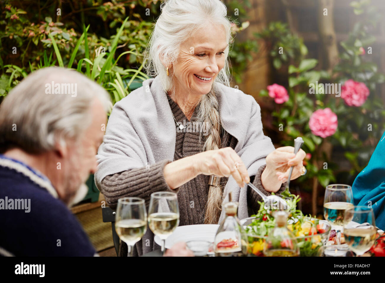 Senioren Freunde Essen im Garten Stockfoto