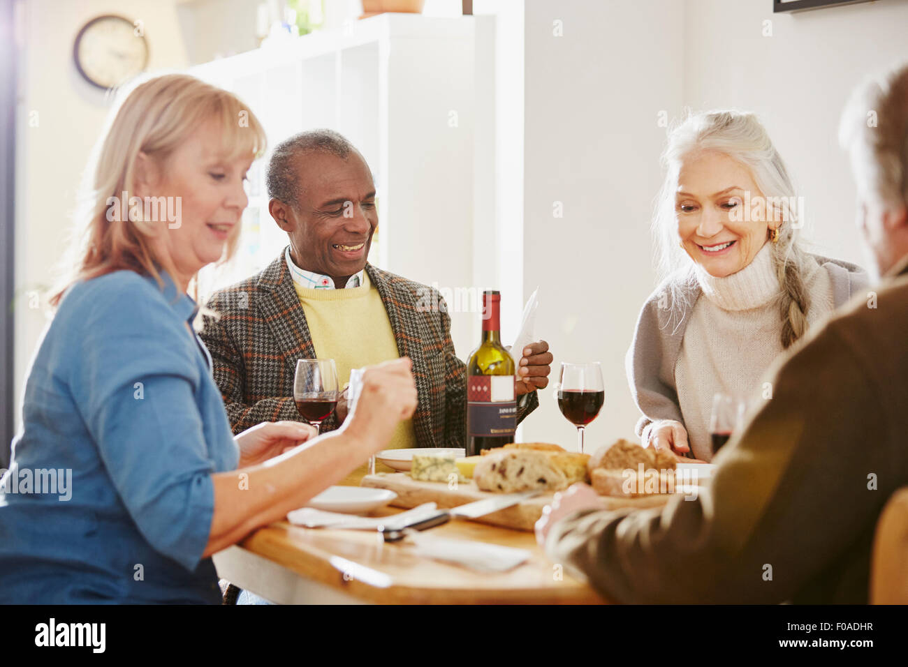Senioren Freunde am Tisch sitzen Stockfoto