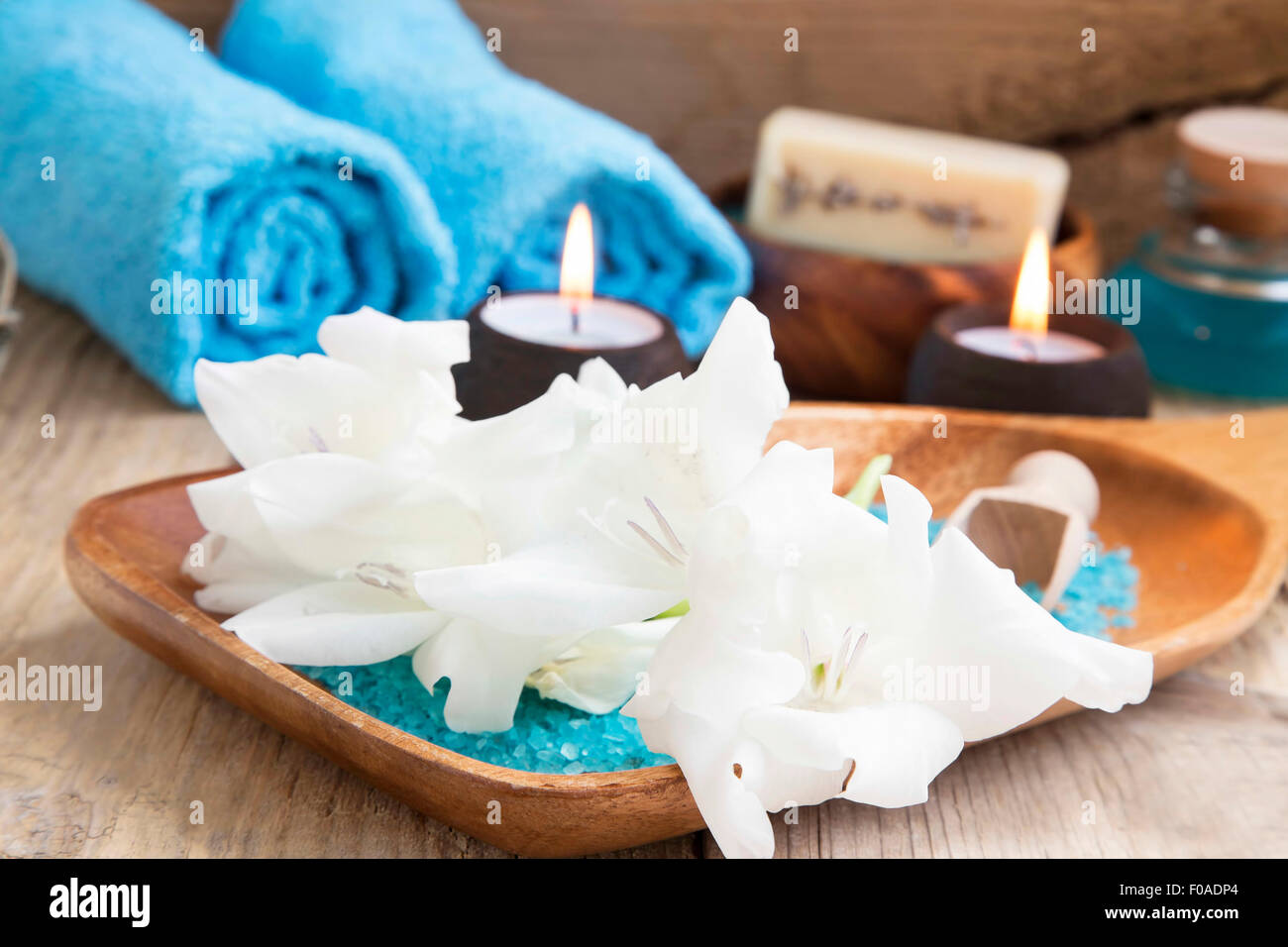 Spa-Stillleben-Einstellung mit weißen Lilien, Kerzen und Meersalz Stockfoto