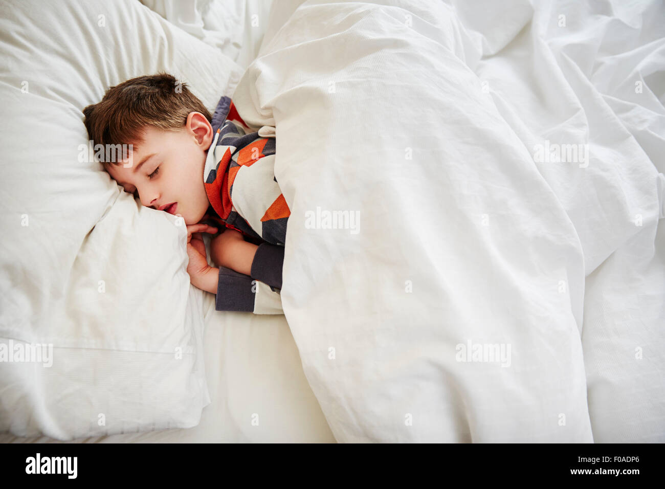 Kleiner Junge im Bett schlafen Stockfoto