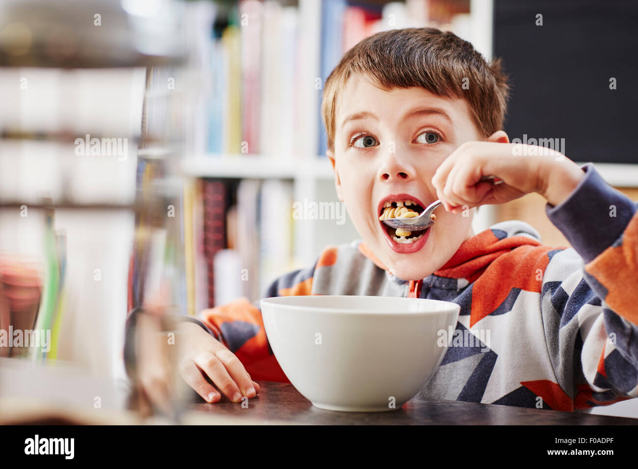 Kleiner Junge beim Frühstück Stockfoto