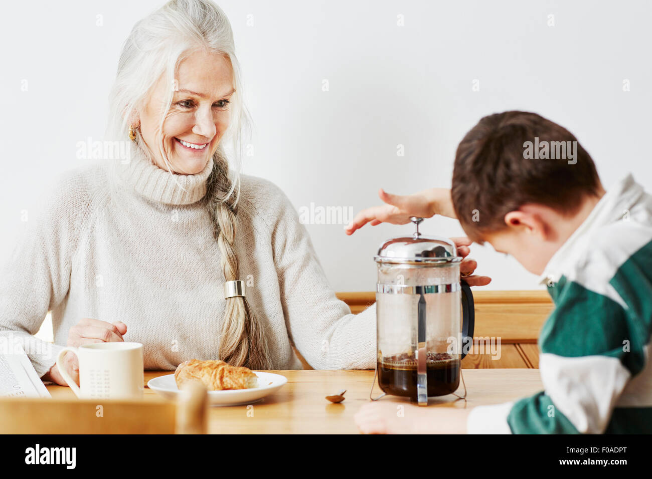 Großmutter und Enkel Kaffeezubereitung in Getränketablett Stockfoto