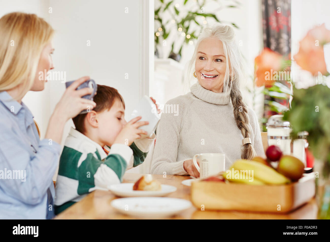 Drei-Generationen-Familie frühstücken Stockfoto