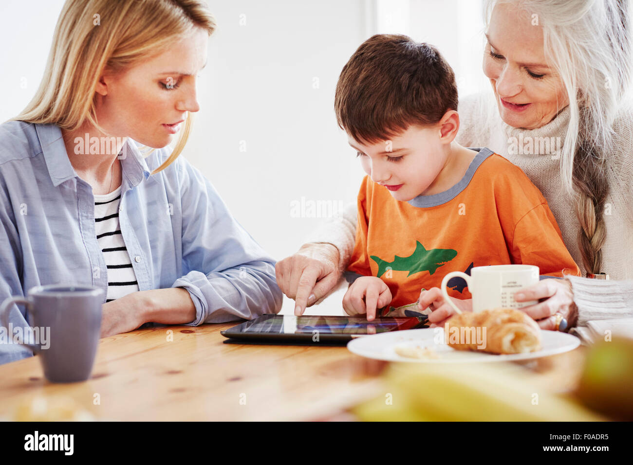 Drei-Generationen-Familie mit digital-Tablette Stockfoto