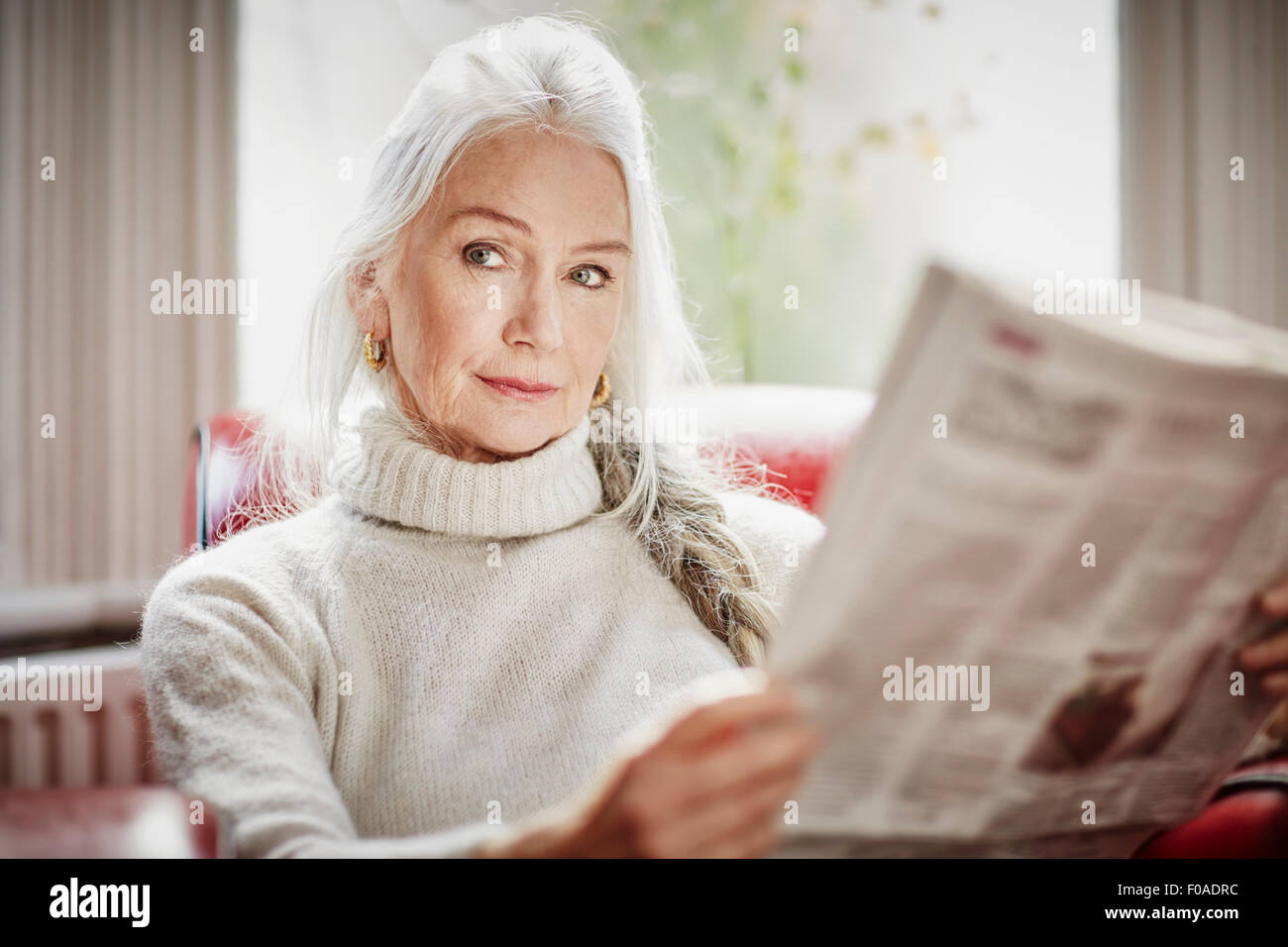 Ältere Frau lesen Zeitung Stockfoto